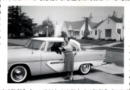 Foto Frau neben einem Auto, Lindy mit Plymouth Wagen, Hund