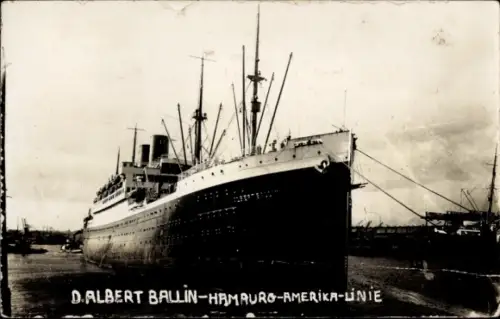 Foto Ak Dampfschiff Albert Ballin der Hamburg Amerika Linie im Hafen, HAPAG