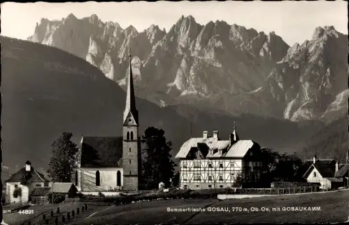 Ak Gosau in Oberösterreich,  Kirche, Gosaulkamm, Berge, Sommerfrische