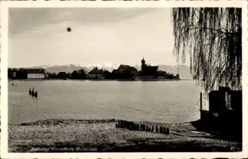 Ak Wasserburg am Bodensee Schwaben, Balbinsel Wasserburg, Bodensee, Berge im Hintergrund