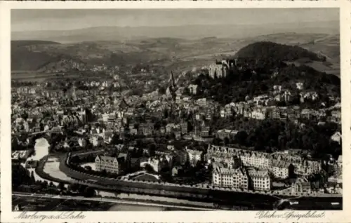 Ak Marburg an der Lahn, Luftaufnahme von Marburg, Lahn, Fluss, Stadtansicht, Bäume, Hügel