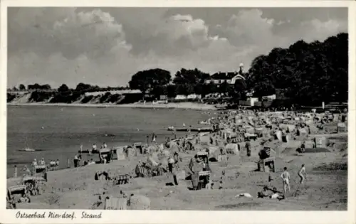 Ak Ostseebad Niendorf Timmendorfer Strand,  Strand, viele Strandkörbe, Menschen am Wasser