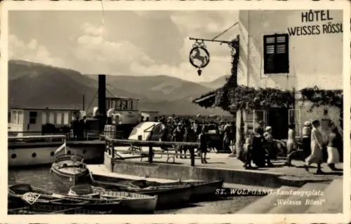 Ak St. Wolfgang am Wolfgangsee Oberösterreich, Hôtel Weisses Rössl,  Landungsplatz, Boote, Mensch