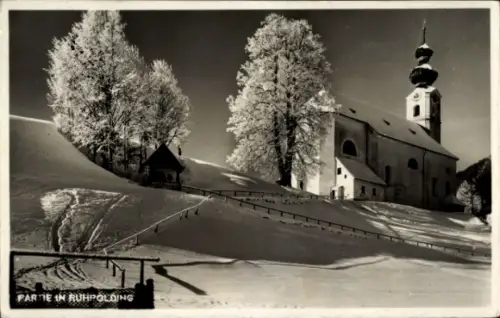Ak Ruhpolding in Oberbayern, Schneebedeckte Landschaft, Kirche, Bäume, Text 'PARTIE IN RUHPOLDING