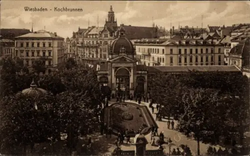 Ak Wiesbaden in Hessen, Wiesbaden Kochbrunnen, Brunnenanlage, Menschen, Bäume, Gebäude
