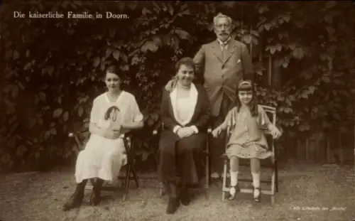 Ak Kaiser Wilhelm II. im Exil in Doorn, Kaiserin Hermine, Prinzessinnen Carolath