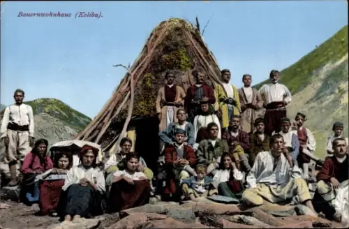 Ak Bosnien Herzegowina, Bauernwohnhaus, Koliba, Dorfbewohner in Trachten