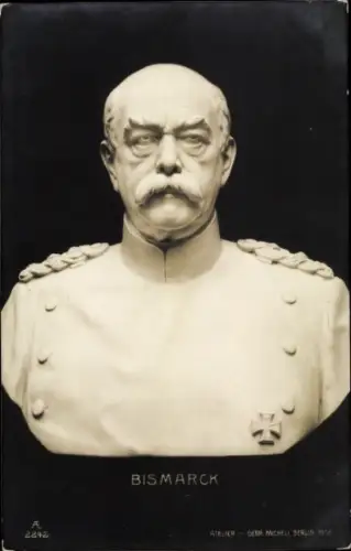 Ak Plastik Otto von Bismarck, Herzog zu Lauenburg, Bundeskanzler, Büste, Eisernes Kreuz