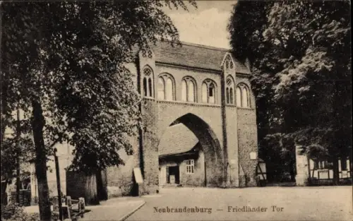 Ak Neubrandenburg in Mecklenburg, Friedländer Tor