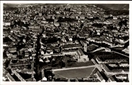 Ak Pirmasens am Pfälzerwald, Luftaufnahme von  Stadtansicht, Häuser, Straßen