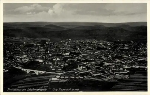 Ak Pirmasens am Pfälzerwald,  Schuhmetropole, Fliegeraufnahme, Landschaft, Berge