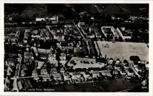 Ak Freiburg im Breisgau, Luftaufnahme von  Meßplatz, Wohngebäude, Straßen, Bäume