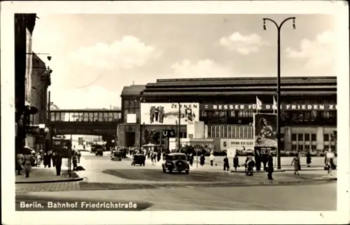 Ak Berlin Mitte, Blick auf den Bahnhof Friedrichstraße, Straßenpartie, DDR Straßenschmuck