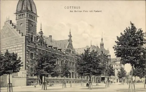Ak Cottbus in der Niederlausitz,  Am Berliner Platz mit Postamt, Bäume, Straßenansicht