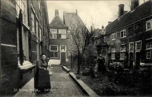 Ak Leiden Südholland Niederlande, St. Anna Hofje, Frauen, Garten, Gebäude, Leiden