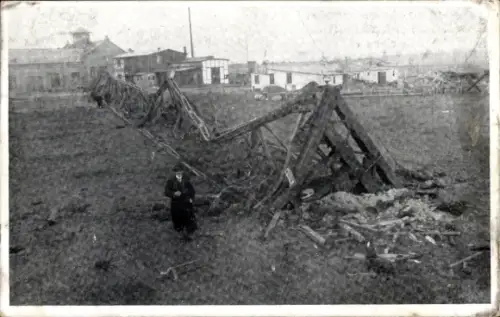 Ak Nauen im Havelland, Umsturz des Funkenturmes 1912, Trümmer untere Turmhälfte