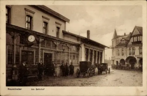 Ak Neumünster in Holstein, Am Bahnhof, Kutsche