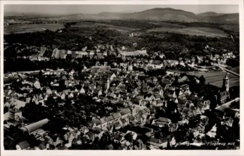 Ak Waiblingen in Württemberg, Luftaufnahme von  viele Häuser, grüne Landschaft, Berge im Hintergr