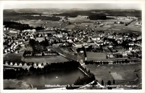Ak St. Georgen im Schwarzwald, Luftaufnahme von St. Georgen, Schwarzwald, Landschaft, Häuser, Gew