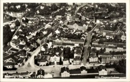 Ak Freiberg in Sachsen, Luftaufnahme von  Häuser, Straßen, Bäume, Schwarz-Weiß-Foto