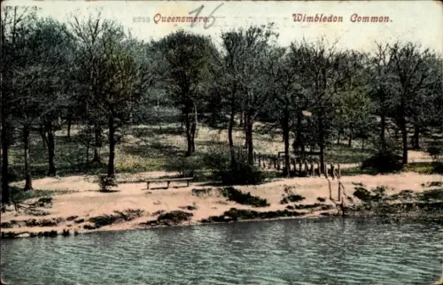 Ak Wimbledon London England, Queensmere,  Wasser, Bäume, Sandstrand