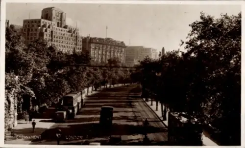 Ak Westminster London City, Embankment,  Straßenansicht, Bäume, Fahrzeuge