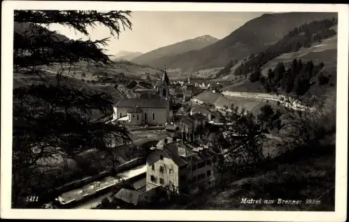 Ak Matrei am Brenner Tirol,  Berglandschaft, Kirche, Häuser, Fluss