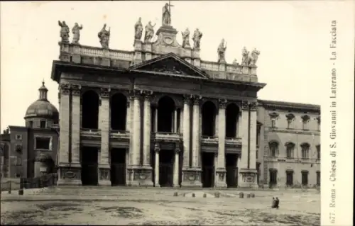 Ak Roma Rom Lazio, Chiesa di S. Giovanni in Laterano, Fassade,  Statue auf dem Dach
