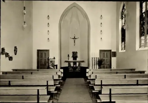 Ak Paderborn in Westfalen, Kapelle, Innenansicht, Holzbänke, Altar, Kreuz, Pflanzen