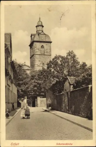 Ak Erfurt in Thüringen, Straßenpartie mit Schottenkirche