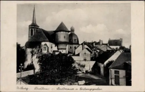 Ak Bitburg, Stadthaus mit Stadtmauer und Festungsgraben