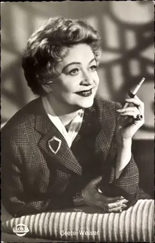 Ak Schauspielerin Grete Weiser, Portrait, Zigarette, Film Kirschen in Nachbars Garten