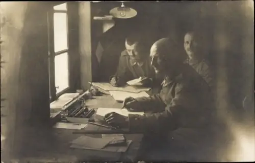 Foto Ak Deutsche Soldaten in Uniformen im Büro, I WK