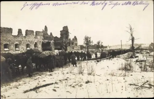Foto Ak Zerschossenes Gebäude, alte Stallung, Deutsche Soldaten in Uniformen, I WK
