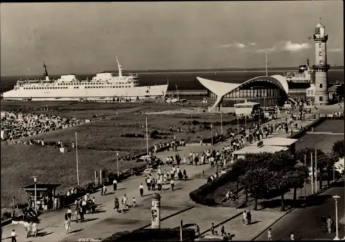 Ak Ostseebad Warnemünde Rostock, Fährschiff DR Warnemünde a. d. Mole, Leuchtturm, Teepott
