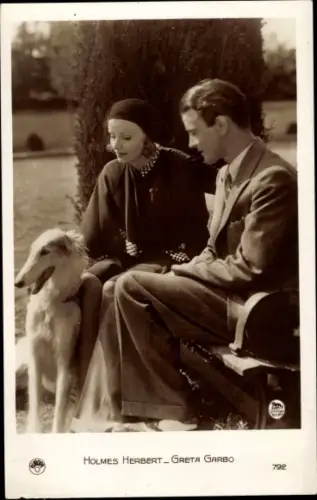 Ak Schauspieler Herbert Holmes und Greta Garbo, Portrait mit Windhund