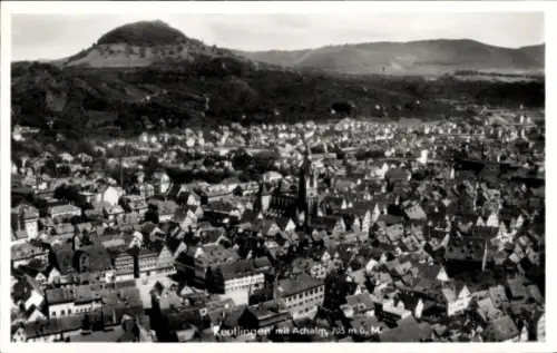 Ak Reutlingen in Württemberg, Reutlingen mit Achalm, 705 m, Luftaufnahme, viele Dächer