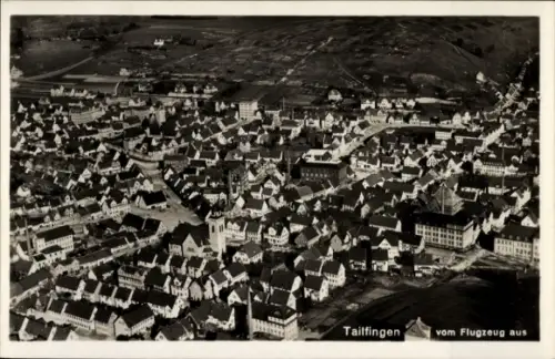 Ak Tailfingen Albstadt im Zollernalbkreis, Luftaufnahme von  viele Häuser, Landschaft im Hintergr