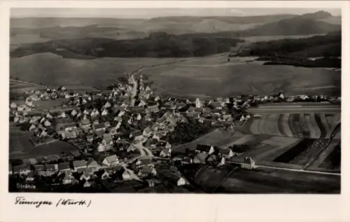 Ak Tuningen in der Baar, Luftaufnahme von  viele Häuser, Felder, Berge im Hintergrund