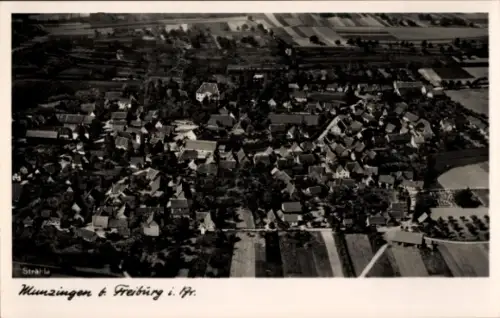 Ak Munzingen Freiburg im Breisgau, Luftaufnahme von  Freiburg, viele Häuser, Felder