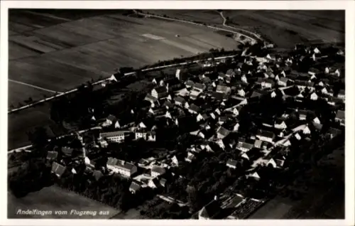 Ak Andelfingen Kanton Zürich, Luftaufnahme von  viele Häuser, Felder im Hintergrund