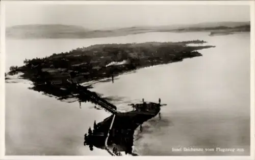 Ak Insel Reichenau Bodensee, Luftaufnahme der  Text: Insel Reichenau vom Flugzeug aus