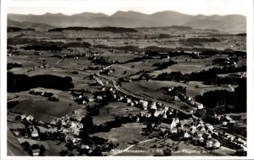 Ak Heimenkirch im Allgäu, Luftaufnahme von  Landschaft, Berge im Hintergrund, Flugzeug