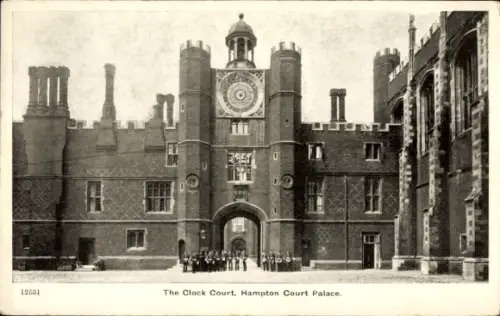 Ak Hampton Richmond upon Thames London England,  Clock Court,  Architektur, Menschenmenge