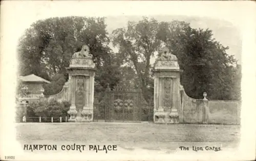 Ak Hampton Richmond upon Thames London England,  The Lion Gates, Tor mit Löwenfiguren
