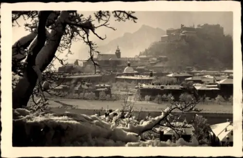 Ak Salzburg in Österreich, Salzburg vom Kapuzinerberg, schneebedeckte Landschaft,  Gebäude