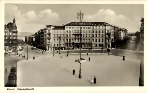 Ak Kassel in Hessen, Bahnhofsplatz  Gebäude, Straßenansicht, Schriftzug CHRISEL HISPIZ