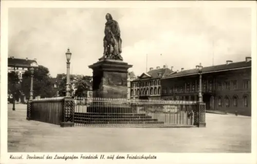 Ak Kassel in Hessen, Denkmal Friedrich II., Friedrichsplate,  Statue, Zaun, Stadtansicht
