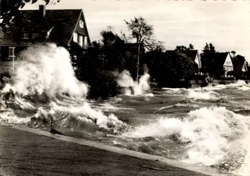 Ak Langenargen am Bodensee, Föhnsturm am Bodensee, Wellen, Kurort  Echte Fotografie
