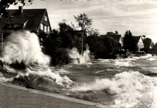 Ak Langenargen am Bodensee, Wellen am Ufer, Bäume, Häuser, Föhnsturm, Bodensee